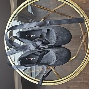 NWOT Ballerina style slippers black size 12